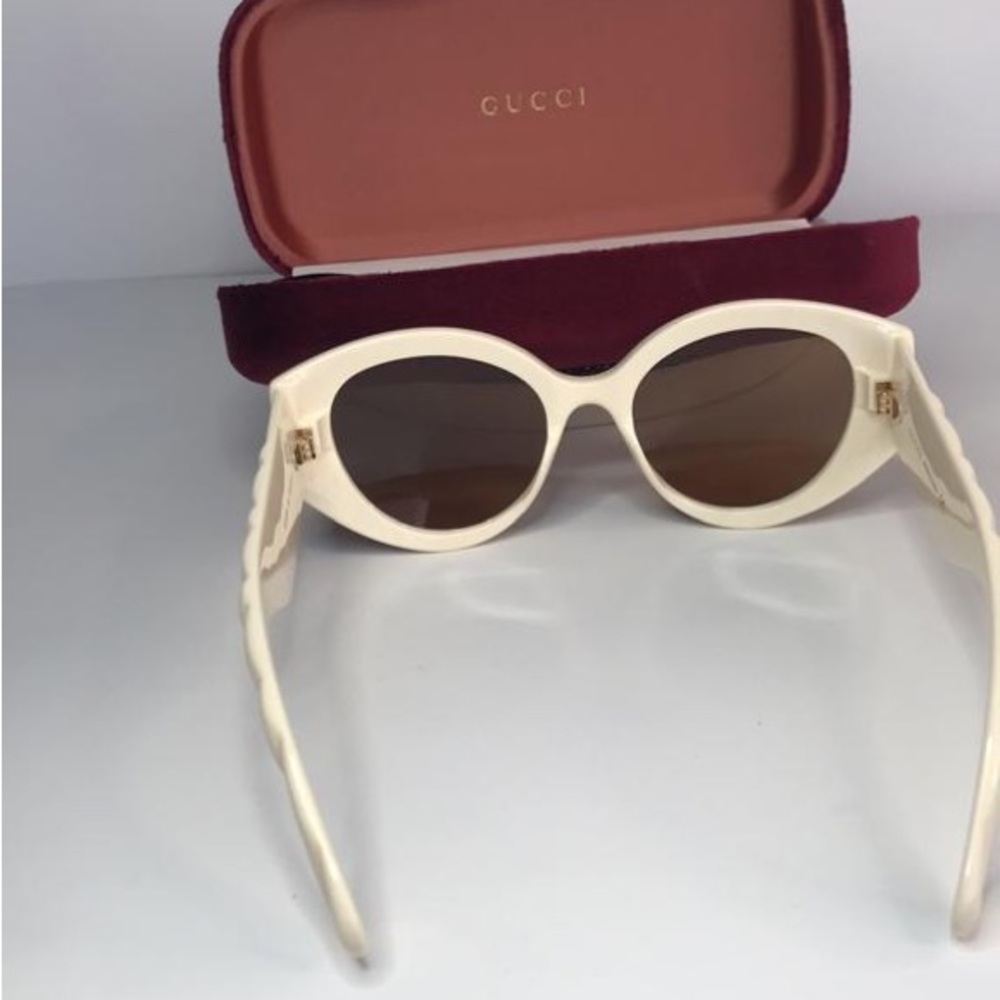 GUCCI GG0809S 002 cat eye sunglass comes in a ivory frame with brown lenses. - Picture 5 of 15